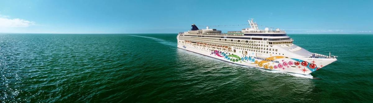 Norwegian Pearl sailing at sea