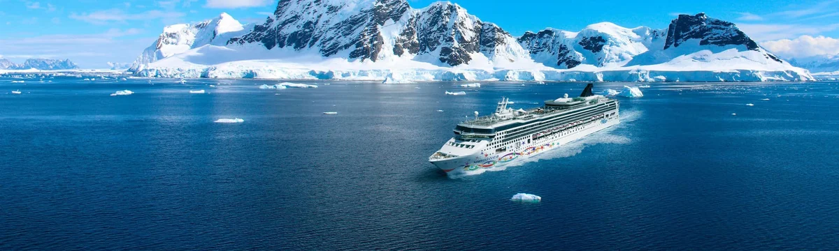 Norwegian Star sailing at sea