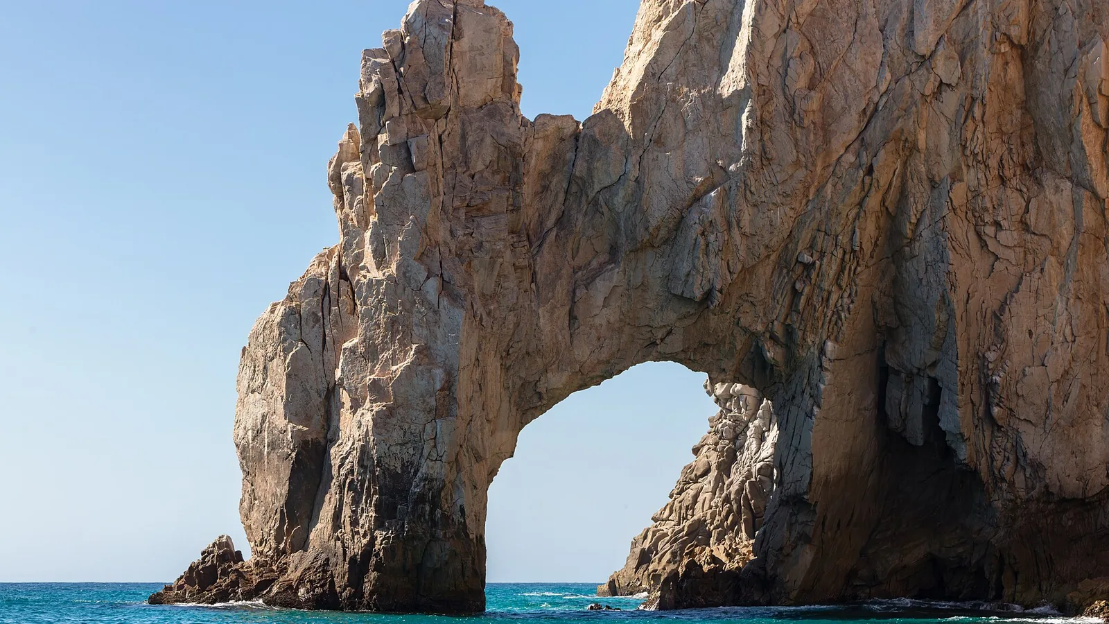 El Arco rock formation rising from the sea at Cabo San Lucas