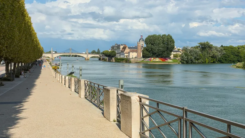 Chalon-sur-Saône riverbank and flowerbeds at Quai Gambetta, looking toward Île Saint-Laurent