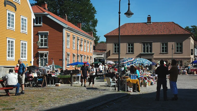 Market stalls and historic buildings in Fredrikstad’s Gamlebyen in 2006; the image does not establish today’s market schedule