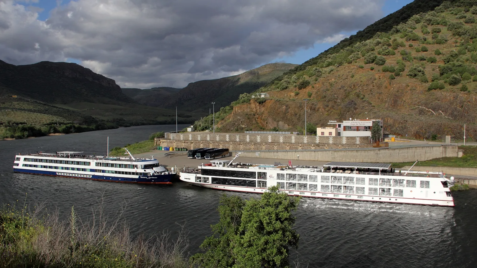 Vega de Terrón’s river pier, buildings and historic river vessels in a 2015 photograph; not an assigned AmaSintra berth or current-layout guarantee