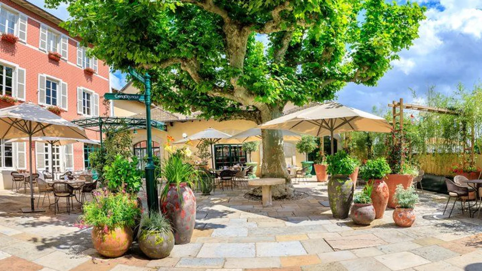 Hameau Duboeuf, 1st theme park on Vine and Wine in Europe excursion