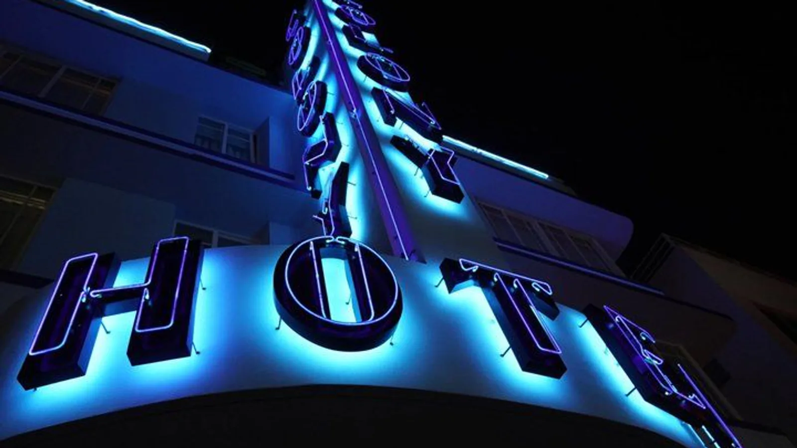 Award-winning Art Deco & Neon Lights Walking Tour in Miami Beach excursion