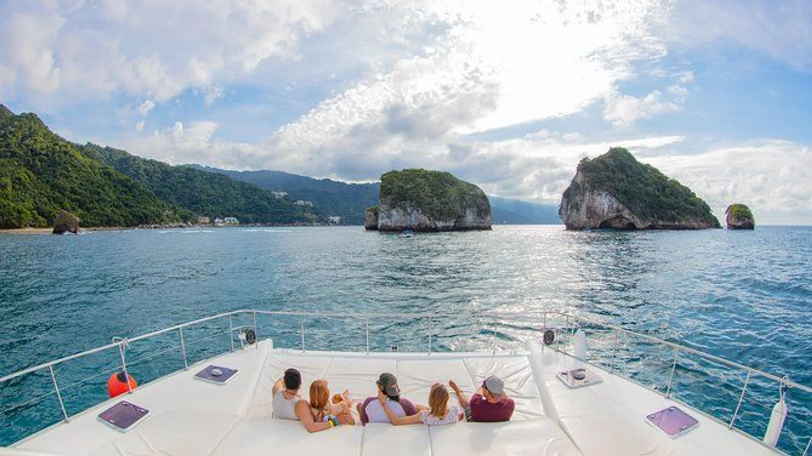 Puerto Vallarta Luxury Yacht Tour: Snorkeling, Open Bar and Lunch excursion