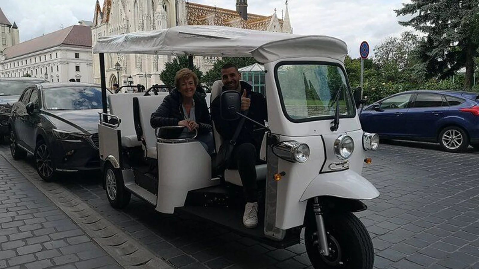 Private Sightseeing Tour using Electric Tuk Tuk Ride in Budapest excursion