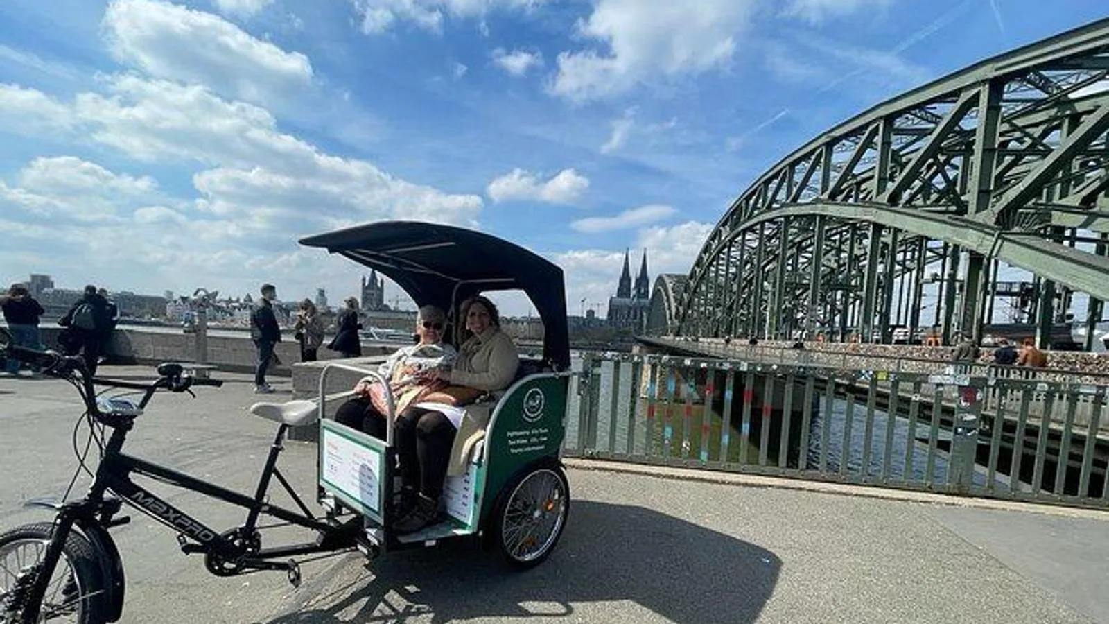 Confortable and Cultural City Tour per Rikscha in Cologne excursion
