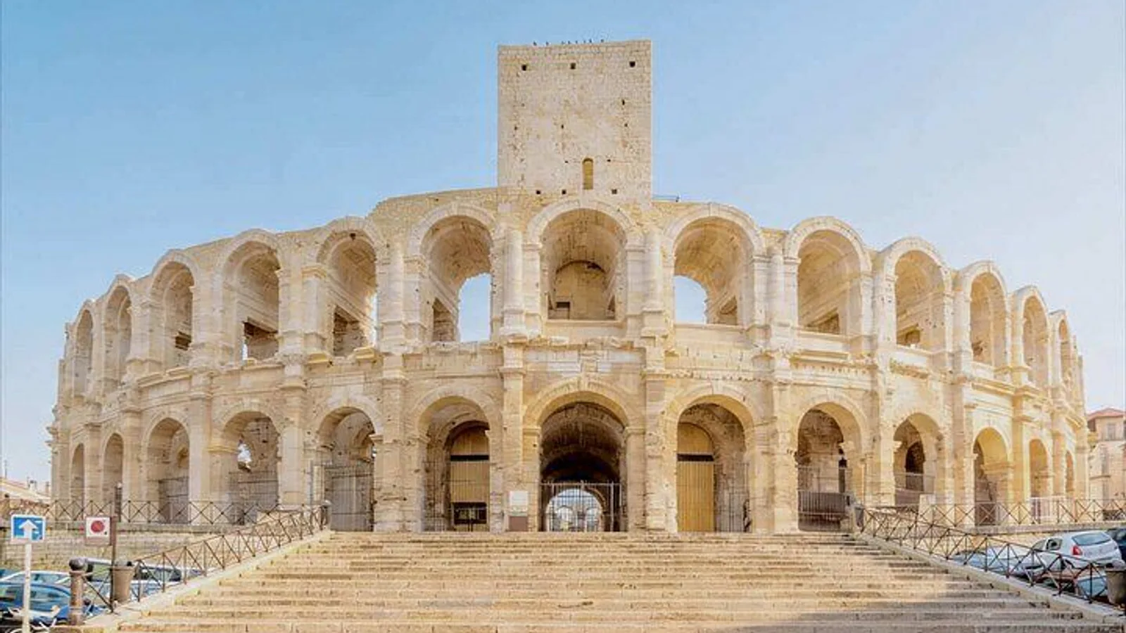 Hello Arles: Private 2-Hour Intro City Walk with Local Guide excursion
